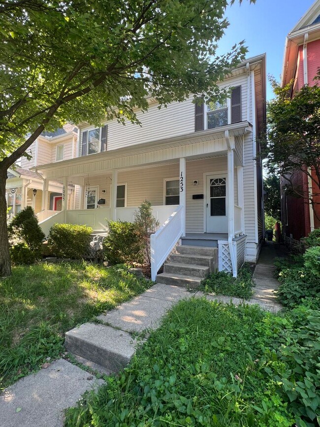 Foto del edificio - 1253-1255 Eastwood Avenue