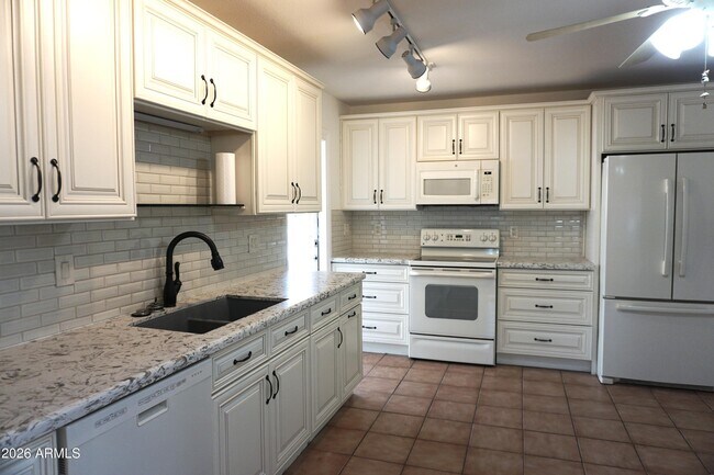 Foto del edificio - 2331 E Betty Elyse Ln