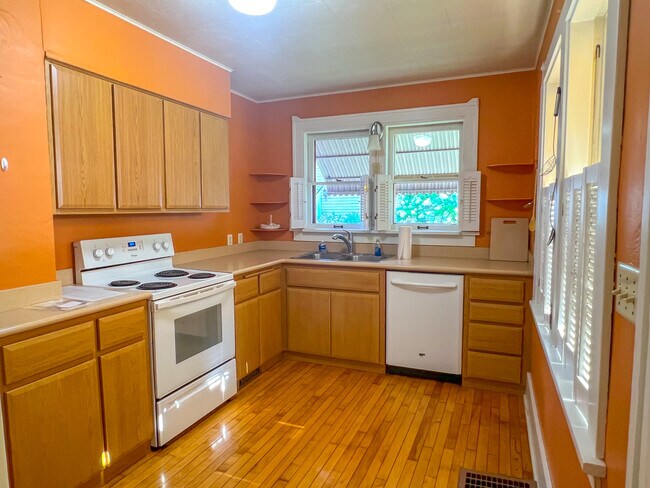 Building Photo - 818 7th St S