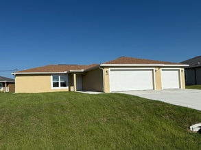 Building Photo - 1154 Capri Cir