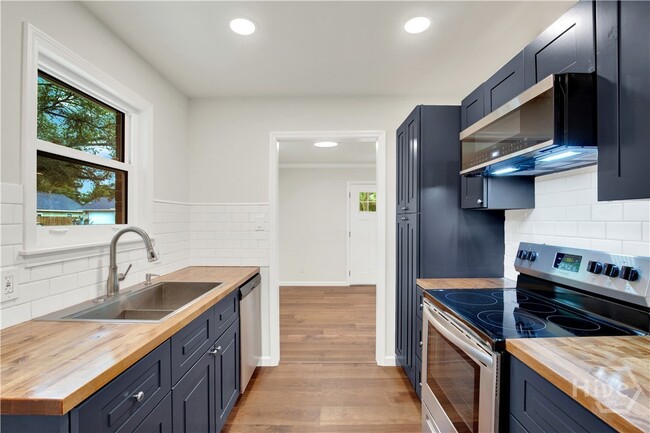 Building Photo - 2205 Iowa St