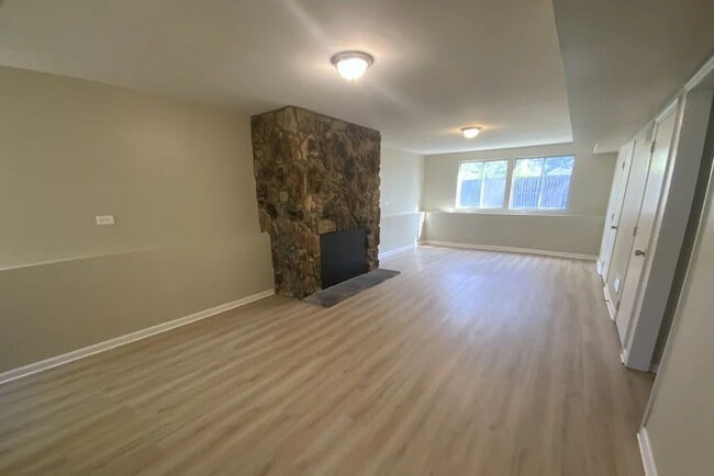 Building Photo - 1029 Surrey Ct