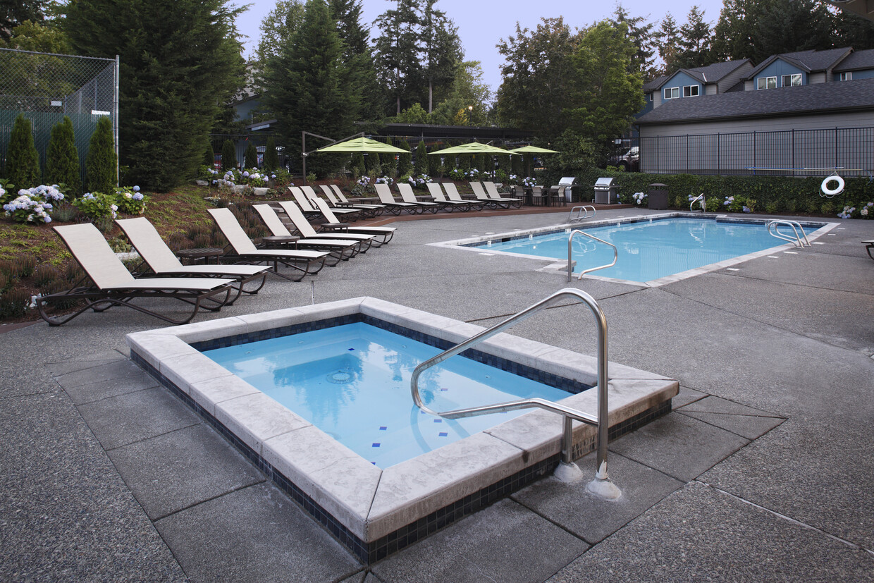 Spa al aire libre y piscina con sala con asientos - eaves Redmond Campus