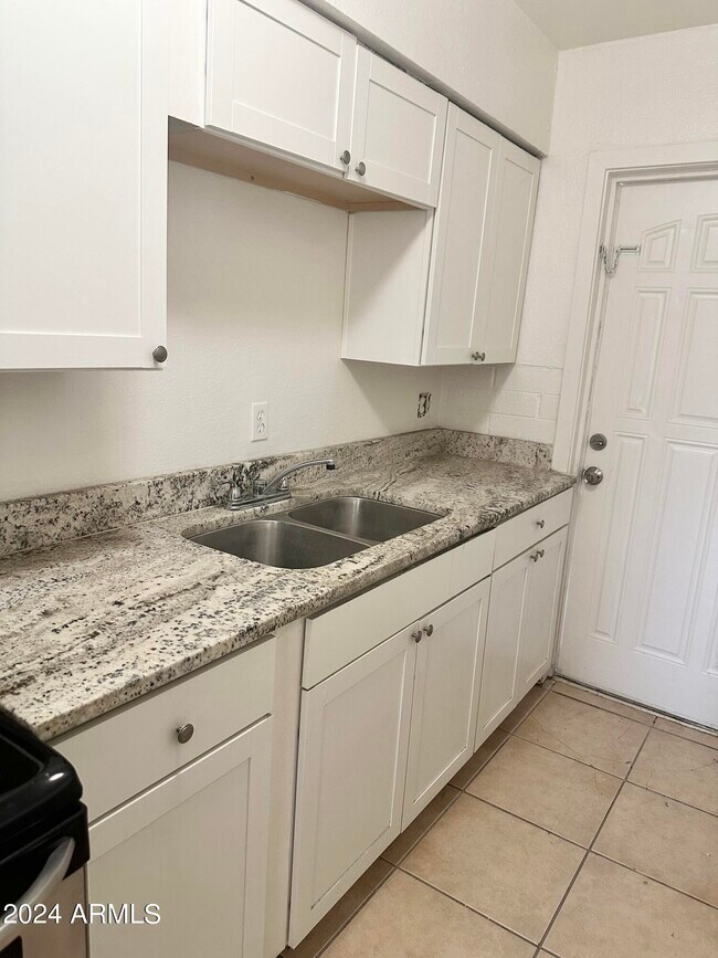 Building Photo - 2033 W Madison St