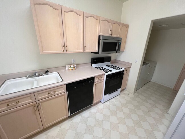 Building Photo - **Beautiful 3 bedroom townhome in Silverad...
