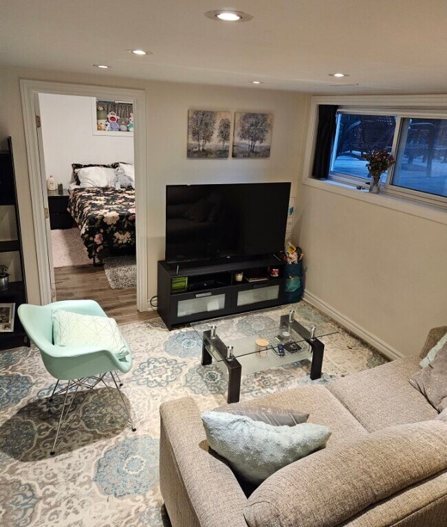 Building Photo - 46 Oriole Av