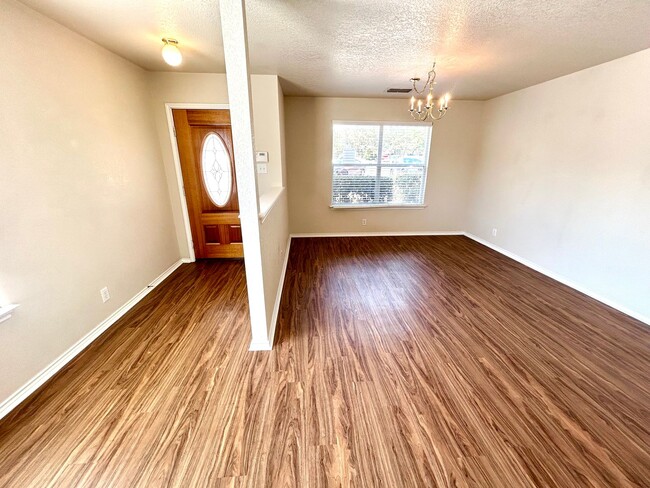 Building Photo - **MOVE IN SPECIAL** 4 Bedroom 2.5 Bath Hom...