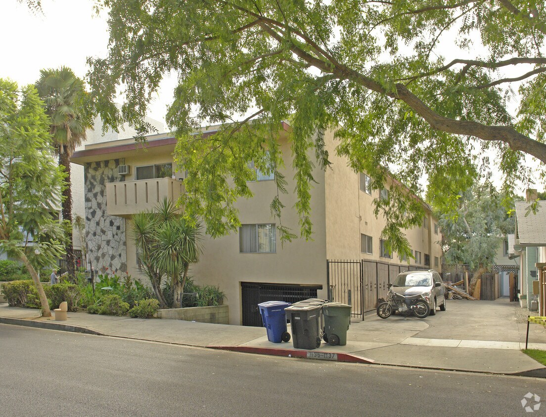 Primary Photo - 1131 N Fuller Ave