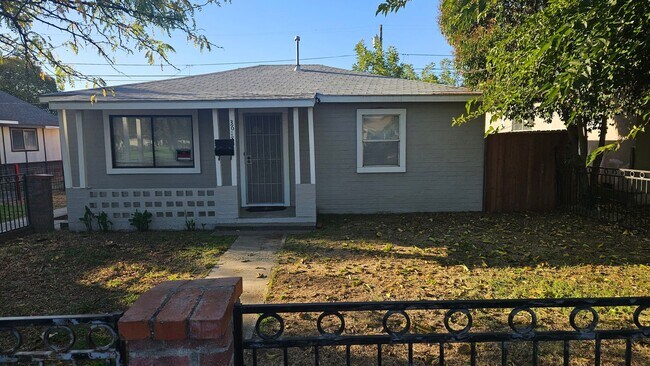 Foto del edificio - Two Bed One Bath Home with Shed and large ...