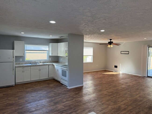 Foto del edificio - 2Bedroom 2 Bath Single Family Home W/1 Car Garage