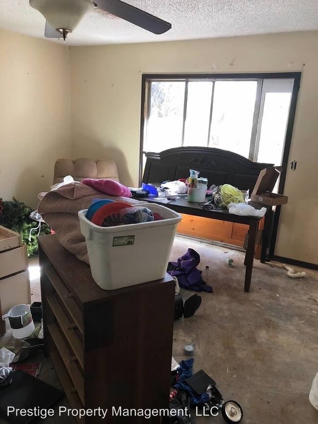 Building Photo - 3 br, 1 bath House - 1001 E Will Rogers Dr