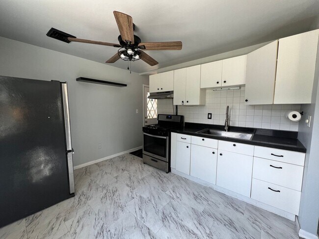 Building Photo - Welcome to this charming 2 bedroom, 1 bath...