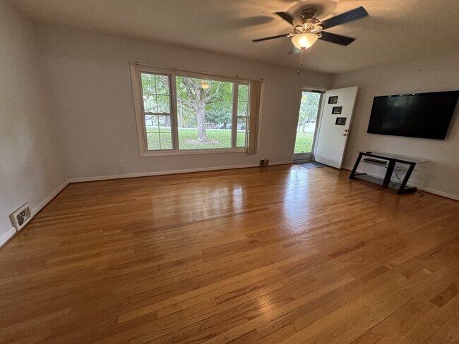Foto del edificio - 1416 Westwood Ln