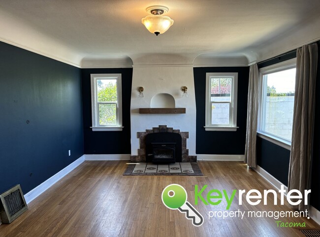 Building Photo - Multi-Level 3Bed/1Bath Gorgeous Home in Ta...