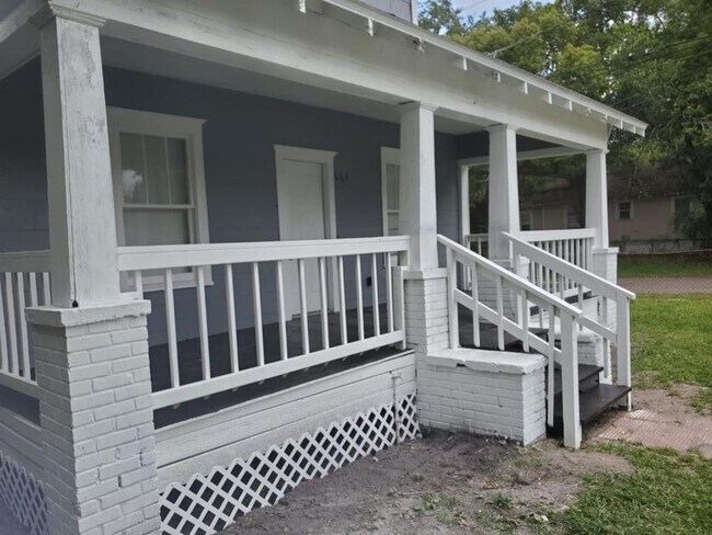 Building Photo - Fully Renovated 3/2 Single Family Ready for Move In!