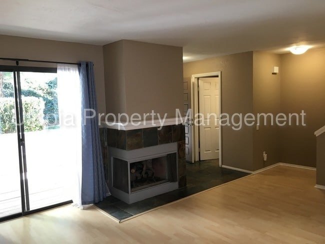 Building Photo - Gorgeous North Clairemont Town-home!!