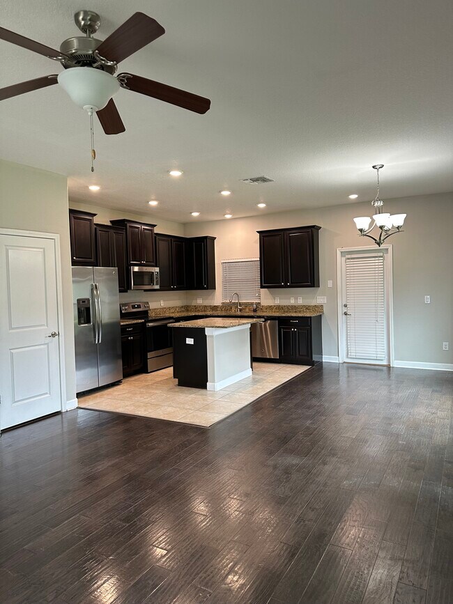Foto del edificio - 28601 Tranquil Lake Cir