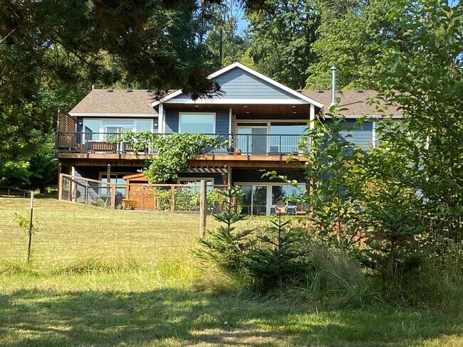 Building Photo - Beautiful home in the gorge: 4 bedroom + d...