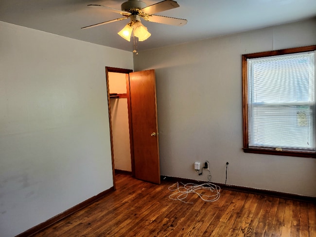 Building Photo - 930 N Battin St