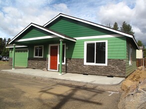 Building Photo - 170 N Tamarack St