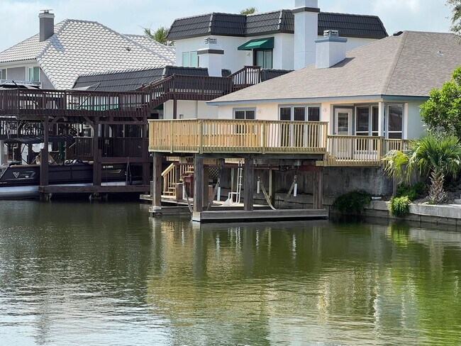 Foto del edificio - WATERFRONT HOME  - SOUTHEAST FACING W/ NEW DECK & BOATLIFT