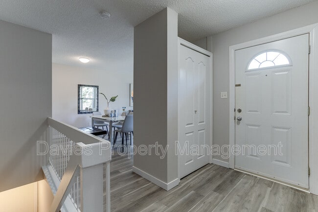 Photo du bâtiment - 7032 Mill Woods Rd S