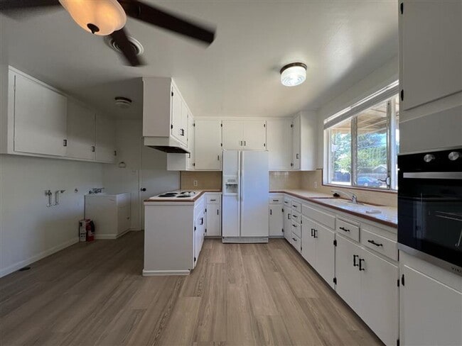 Building Photo - Lovely Historic Folsom 2 Bedroom Home on Corner Lot