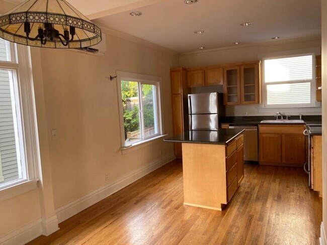 Building Photo - Aloha House - 3 bedrooms