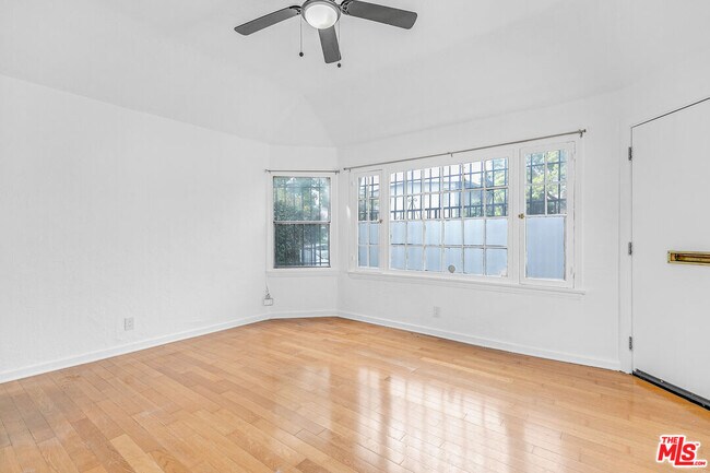 Foto del edificio - 5918 3/4-5914 Willoughby Ave