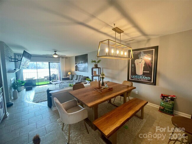 Foto del edificio - 9801 Emerald Point Dr