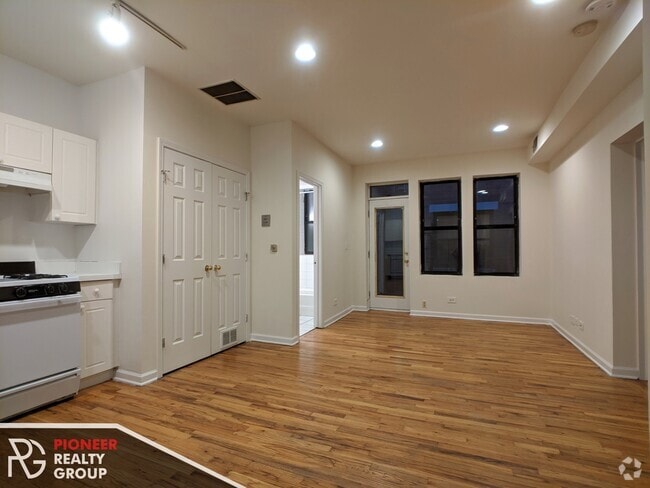 Building Photo - 912 W Dakin St