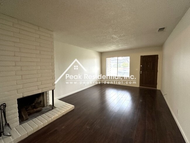 Building Photo - Spacious Foothill Farms 2bd/2ba Duplex wit...