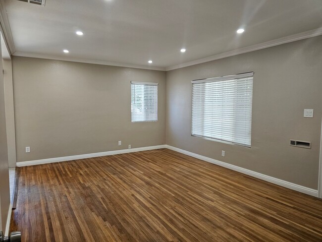 Building Photo - 4 Bedrooms and 3 Bathrooms in Winnetka