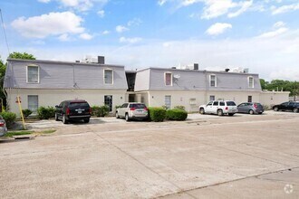Building Photo - 4910 Saxon Dr