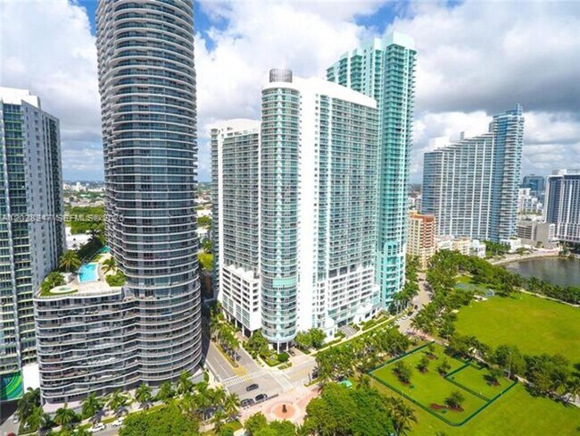 Building Photo - 1800 N Bayshore Dr