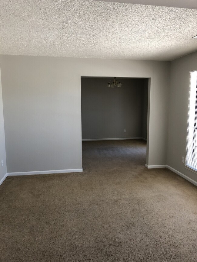 Building Photo - 3 bed 2 bath Pet friendly Home