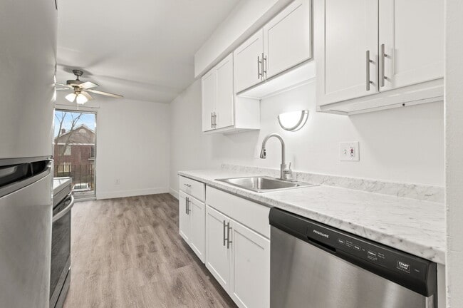 Building Photo - Carriage Hill Apartments - Dearborn Height...