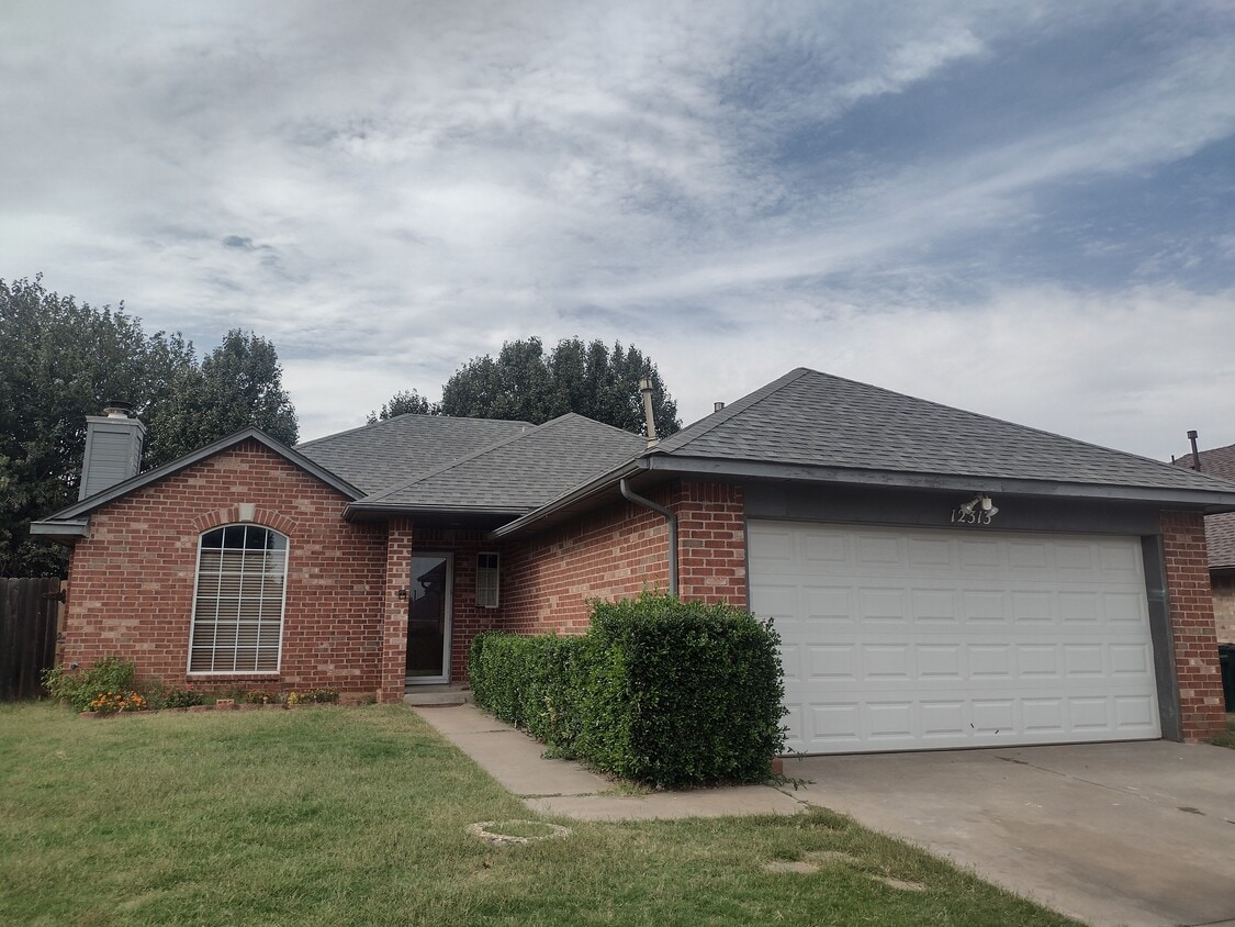 Photo - 12313 SW 11th St (Yukon, OK)