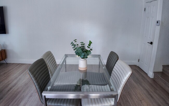 Foto del edificio - 8050 Severn Dr