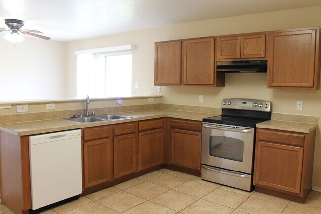 Building Photo - Spacious 3 bed/ 2.5 bath Rental Available ...