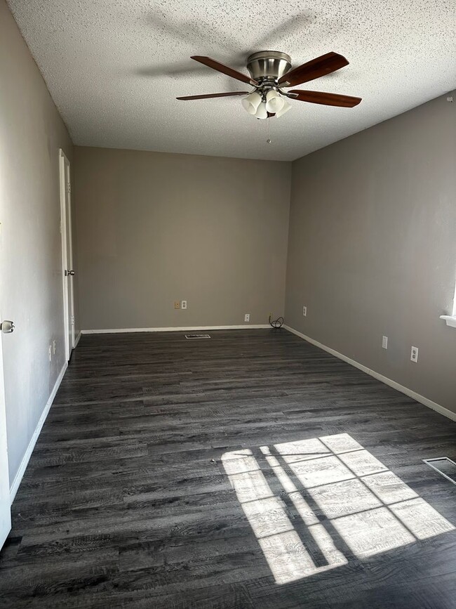 Building Photo - 2 Bedroom in Springhill ISD