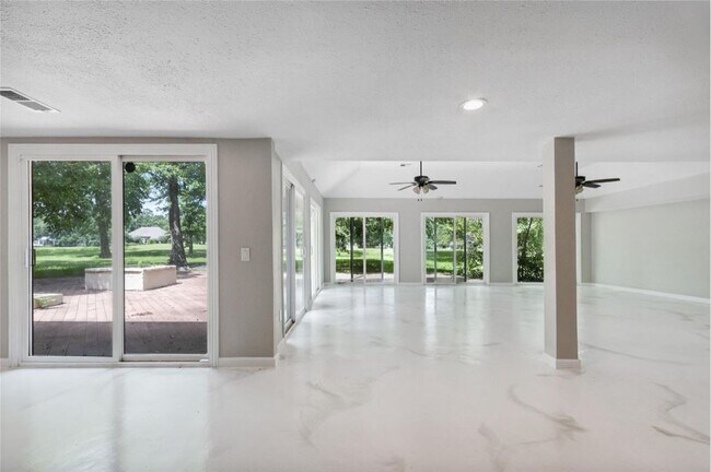 Foto del edificio - 570 Roanoke Dr