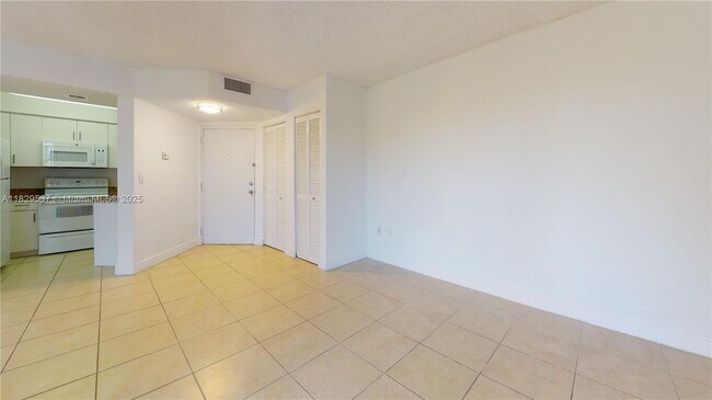 Foto del edificio - 8215 SW 152nd Ave