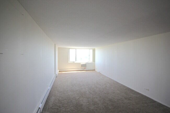 Building Photo - 2144 N Lincoln Park W