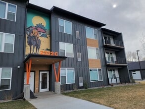 Building Photo - 2222C Willow Dr