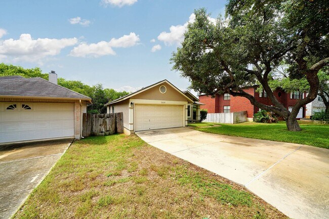 Building Photo - Charming 3-Bed Home with Ideal Entertainin...
