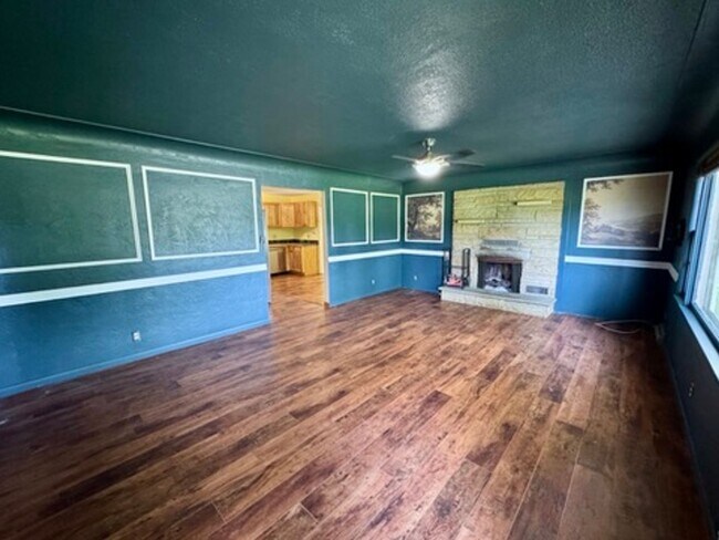 Foto del edificio - 3-Bedroom Country Home on Nearly 5 Acres with Detached Garage