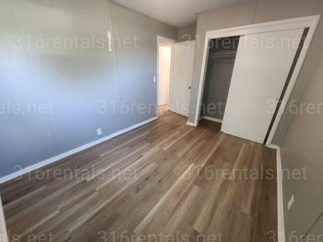 Foto del edificio - $1045 - 3 bedroom / 1 bathroom - Single Fa...