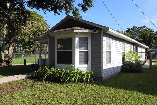 Foto del edificio - Charming 3 bedrooms Bungalow in down town ...