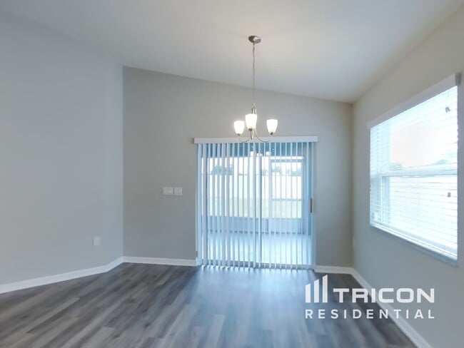 Building Photo - 705 Persian Dr
